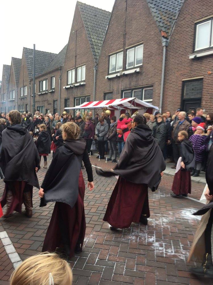 Met 45 dansers de straat op